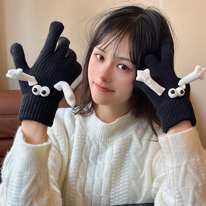 Knitted couple gloves with magnetic hands