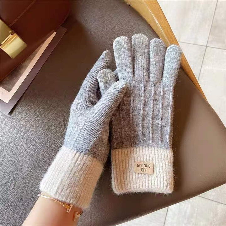 Knitted gloves with contrast ribbed cuff