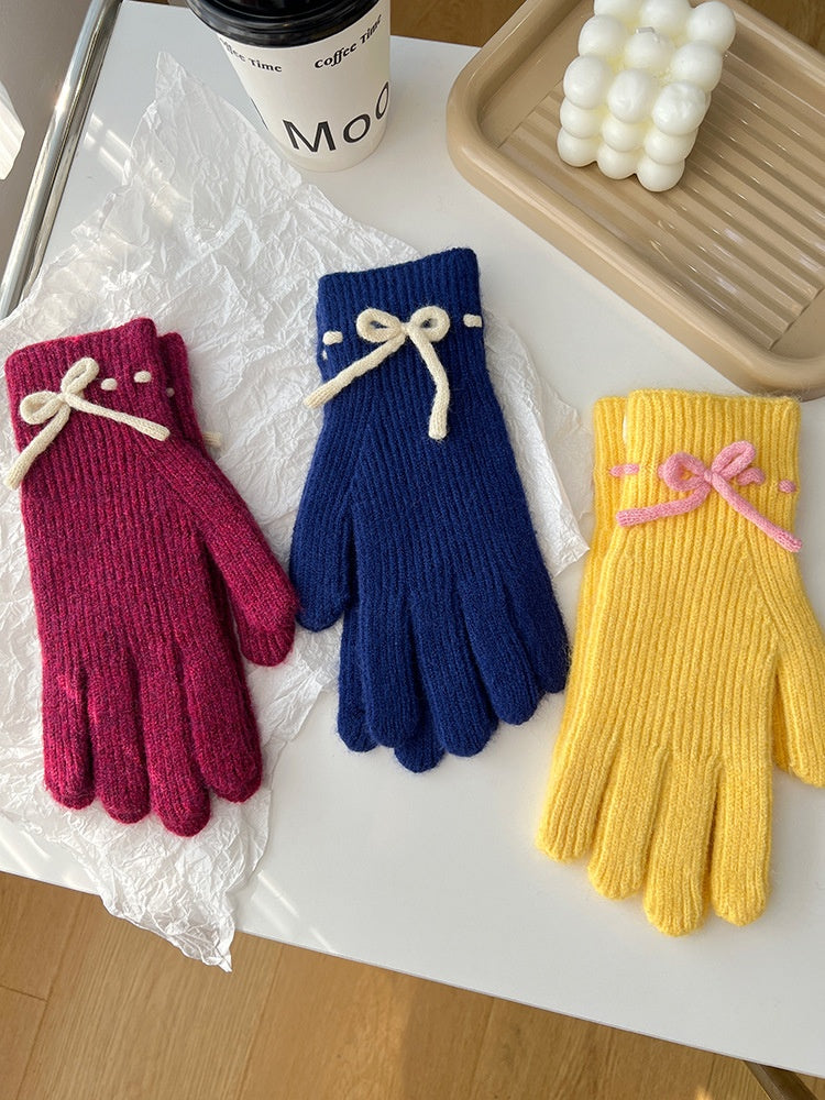 Cream ribbed knit gloves with bow
