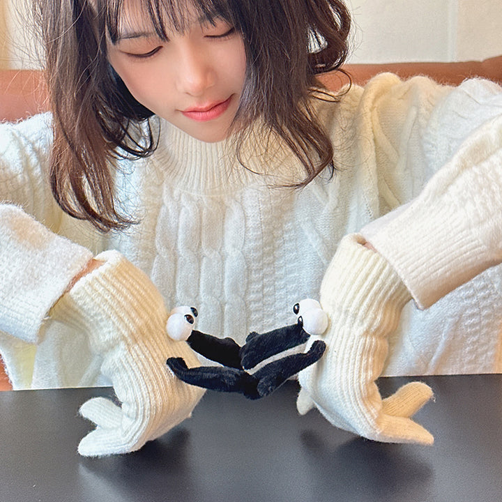Knitted couple gloves with magnetic hands