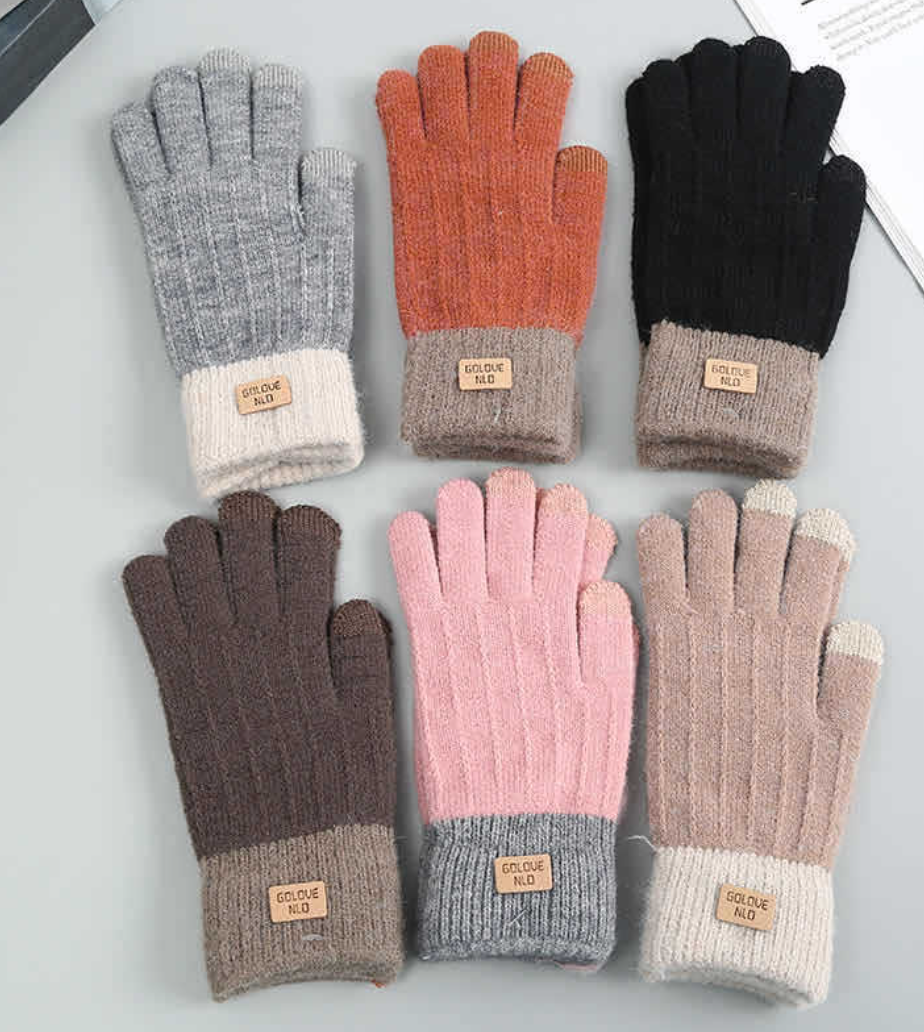 Knitted gloves with contrast ribbed cuff