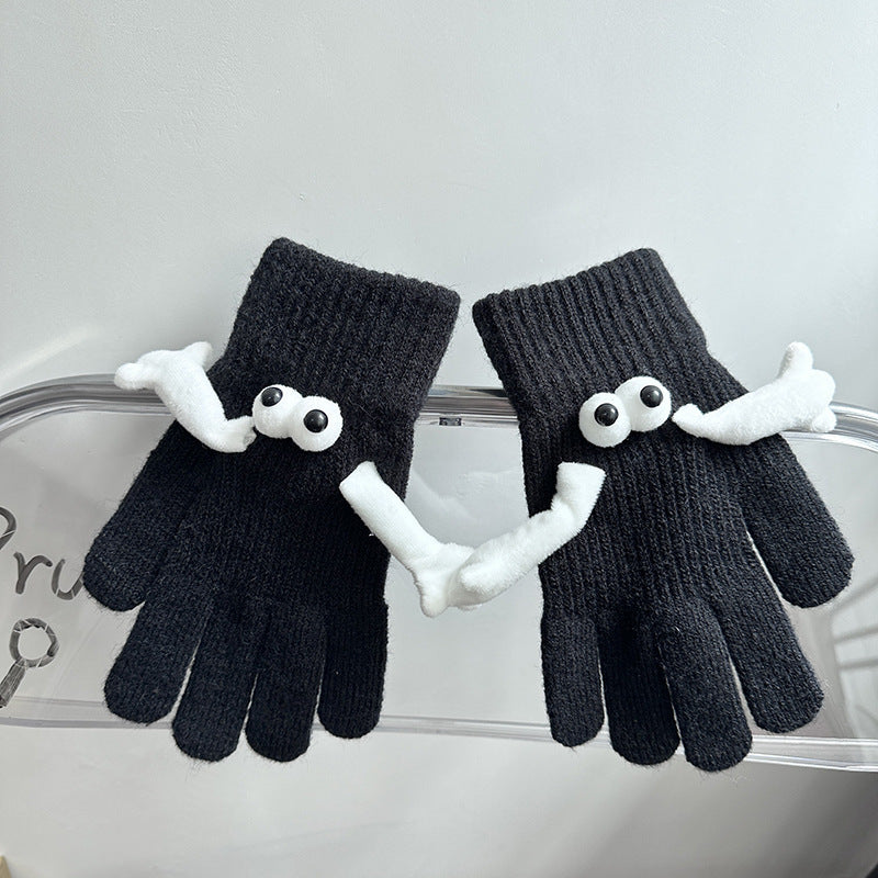 Knitted couple gloves with magnetic hands