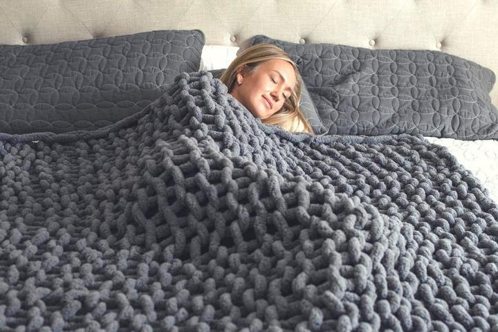 Cosy Knitted Blanket 80x100 cm and 100x120 cm – Stylish Home Accessory for Autumn and Winter