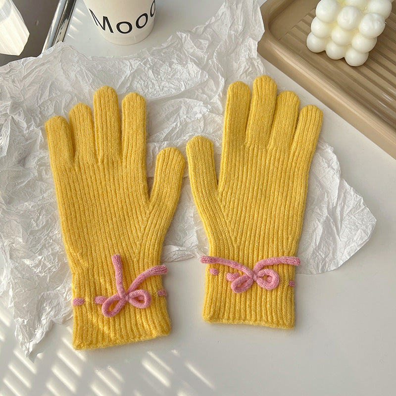 Cream ribbed knit gloves with bow